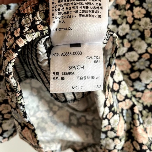 Levi's Louise Smocked Crop Top in Vanessa Floral Obsidian - Size S - Picture 9 of 12